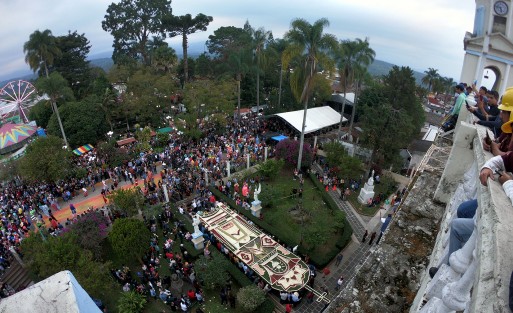 Ayer se realizó en Teocelo, Ver., la tradicional bajada del arco floral en honor al Santo Entierro de Cristo. En esta ocasión participaron danzas de varios municipio del estado de Veracruz. 