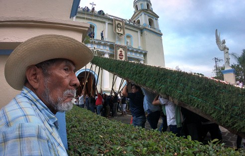 Ayer se realizó en Teocelo, Ver., la tradicional bajada del arco floral en honor al Santo Entierro de Cristo. En esta ocasión participaron danzas de varios municipio del estado de Veracruz. 