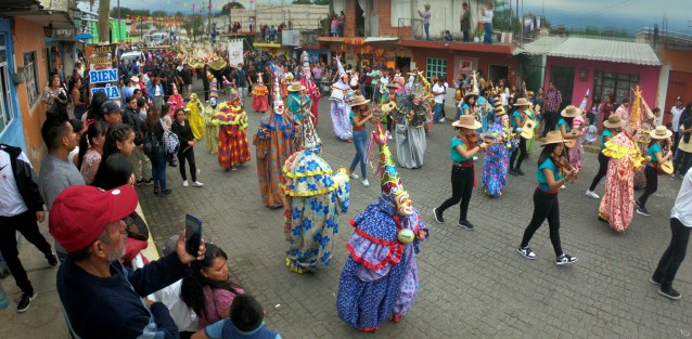 Ayer se realizó en Teocelo, Ver., la tradicional bajada del arco floral en honor al Santo Entierro de Cristo. En esta ocasión participaron danzas de varios municipio del estado de Veracruz. 