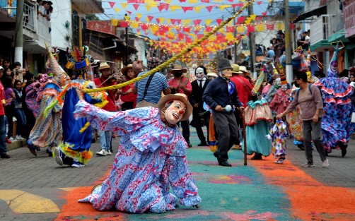 Ayer se realizó en Teocelo, Ver., la tradicional bajada del arco floral en honor al Santo Entierro de Cristo. En esta ocasión participaron danzas de varios municipio del estado de Veracruz. 