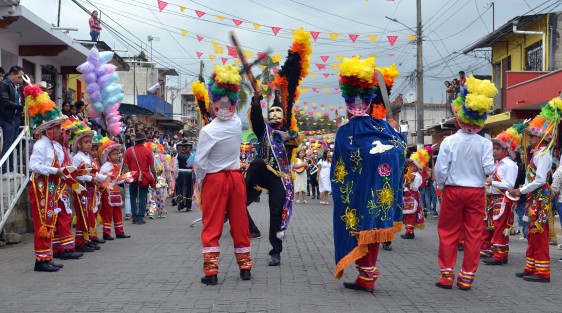 Ayer se realizó en Teocelo, Ver., la tradicional bajada del arco floral en honor al Santo Entierro de Cristo. En esta ocasión participaron danzas de varios municipio del estado de Veracruz. 