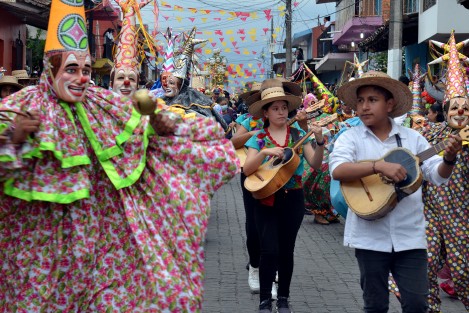 Ayer se realizó en Teocelo, Ver., la tradicional bajada del arco floral en honor al Santo Entierro de Cristo. En esta ocasión participaron danzas de varios municipio del estado de Veracruz. 