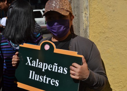  Wendy López, activista desde hace 18 años, cambió simbólicamente el nombre de la calle Xalapeños Ilustres, colocando una placa de Xalapeñas Ilustres, a su decir, como parte de la conmemoración de activismo y sensibilizar a las personas sobre el lenguaje inclusivo.