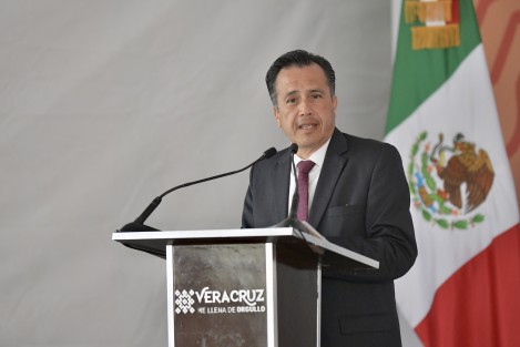  Al poner en marcha la primera fase del Sistema de Alerta Temprana (SIAT) para la Atención a la Violencia Familiar, el gobernador Cuitláhuac García Jiménez destacó la importancia de fortalecer los valores y apostar a la cultura de paz desde el seno del hogar, buscando las causas de las agresiones para mitigarlas y prevenirlas.