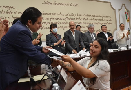 El impulso que se dio en 2022 nos compromete a redoblar esfuerzos durante 2023, para que con el apoyo del gremio artístico, Xalapa siga siendo la Atenas Veracruzana, afirmó el presidente municipal Ricardo Ahued Bardahuil, durante la entrega de Estímulos a la Cultura.

