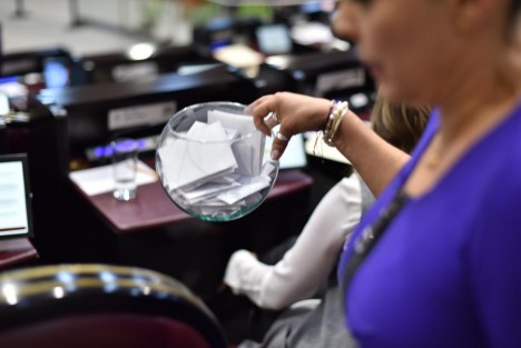 Con 44 votos, sin abstenciones o votos en contra, el Pleno de la LXVI Legislatura aprobó el Acuerdo de la Junta de Coordinación Política (Jucopo), por el cual se crea la Comisión Especial para el Otorgamiento de la Medalla Premio Estatal a la Mujer Veracruzana 2023, instancia presidida por la diputada Itzel López López.
