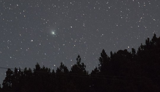 Así se observó el  cometa C/2022 E3 desde la Sierra Negra, en Atzitzintla, Puebla, la madrugada de este miércoles.  Este cuerpo celeste, que será visible desde la tierra en 50 mil años, podrá ser observado nuevamente la madrugada de este jueves, en el hemisferio norte, justo antes del amanecer.  