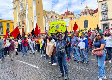 Empleados afiliados al SETSUV amagan como cada inicio de febrero con estallar la huelga en la Universidad Veracruzana el 2 de febrero, si no se les concede el aumento salarial solicitado, en este caso 20%.  La Rectoría les está ofreciendo 4%. Por ello salieron a las calles a manifestarse. 