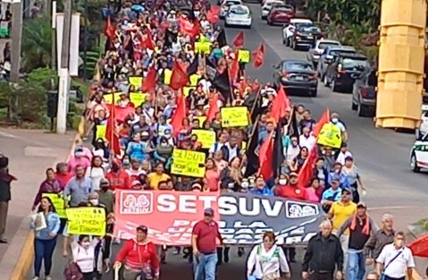 Empleados afiliados al SETSUV amagan como cada inicio de febrero con estallar la huelga en la Universidad Veracruzana el 2 de febrero, si no se les concede el aumento salarial solicitado, en este caso 20%.  La Rectoría les está ofreciendo 4%. Por ello salieron a las calles a manifestarse. 