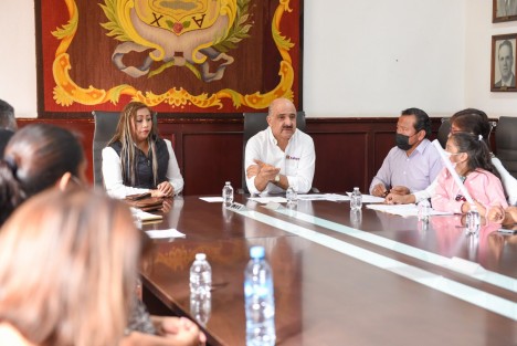 Para escuchar y canalizar sus peticiones de obra para la calle Mar Caribe, funcionariado encabezado por el presidente municipal Ricardo Ahued Bardahuil, realizó una mesa de trabajo con representantes de vecinas y vecinos de la colonia Carolino Anaya. 

