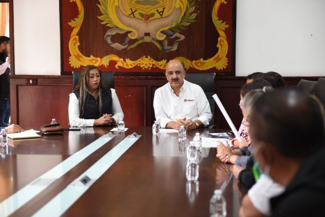 Acompañado por la regidora Guadalupe Márquez Leonardo y el director de Participación Ciudadana, Juan Marín Viveros, el Edil reconoció la voluntad para tomar parte de su tiempo para presentar estas peticiones en beneficio de su comunidad. 