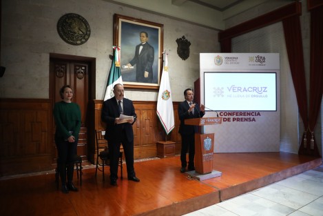 Durante este año, los gobiernos federal y estatal destinarán 2 mil 919 millones de pesos a la rehabilitación y equipamiento de hospitales y centros de salud, como parte de la estrategia de promover la atención universal y de calidad a la población sin seguridad social, anunció el gobernador Cuitláhuac García Jiménez.