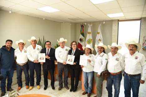 La presidenta de la Mesa Directiva de la LXVI Legislatura del estado, diputada Margarita Corro Mendoza, atendió a integrantes de la Organización Jinetes del Estado de Veracruz OJEV A. C., encabezados por el presidente de la misma, Jorge Alberto Cobos Ruiz, quienes presentaron a la legisladora la propuesta de ley para declarar el 22 de abril de cada año Día Estatal del Caballo.