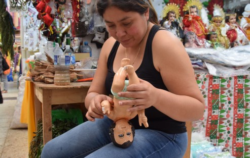 Siguiendo la tradición, muchos xalapeños siguen acudiendo en esta temporada al mercado Jáuregui para reparar y vestir sus Niños Dios, donde  los comerciantes ofertan diversas indumentarias cada año.  