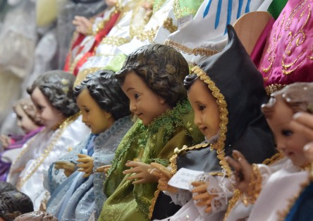 Siguiendo la tradición, muchos xalapeños siguen acudiendo en esta temporada al mercado Jáuregui para reparar y vestir sus Niños Dios, donde  los comerciantes ofertan diversas indumentarias cada año.  