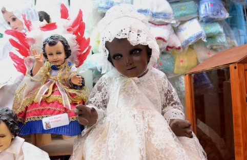 Comerciantes reconocen que las autoridades eclesiásticas piden a los fieles que eviten vestir sus imágenes del Niño Dios con atuendos diversos, como los representativos de algunos santos o de varias profesiones y en vez de ello usen el clásico ropón