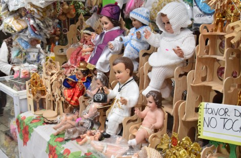 Sin embargo muchas personas conservan la creencia de que vestir la imagen con cierto atuendo, es una forma de agradecer algún favor recibido por intercesión de un santo. 