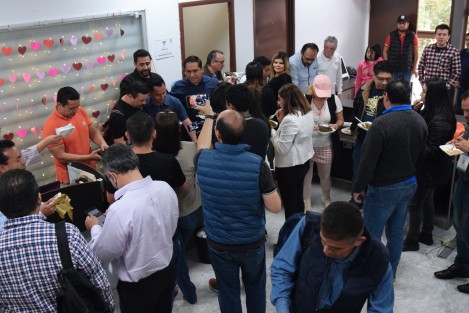 Trabajadores de  diversos medios que cubren la fuente legislativa convivieron con motivo del Día de la Candelaria con tamales y en compañía del coordinador de la Jucopo, Juan Javier Gómez Cazarin.  