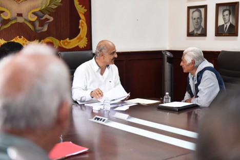 El presidente municipal de Xalapa, Ricardo Ahued Bardahuil, sostuvo una reunión de trabajo con representantes de patronatos ciudadanos de diversas colonias del municipio, con el fin de dar seguimiento a sus planteamientos para el desarrollo de distintas acciones que permitan mejorar la calidad de vida de las y los xalapeños.


