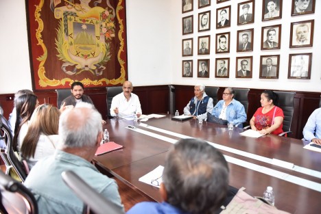Al encuentro realizado en la Sala Ex Presidentes de Palacio Municipal, también asistió el regidor Daniel Fernández Carrión. 