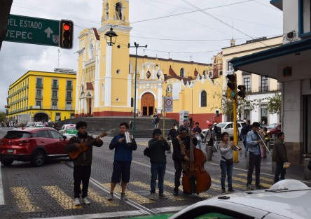 El cruce peatonal de la avenida Enríquez con Lucio, es de los más recurridos por los artistas en la capital para recaudar fondos para sus actividades, o sencillamente para darse a conocer.  Sin duda Xalapa cuenta con una amplia oferta musical. 