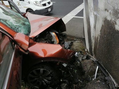 Conductor de camioneta perdió el control cuando circulaba sobre la autopista Xalapa-Perote y se impactó contra base un puente.