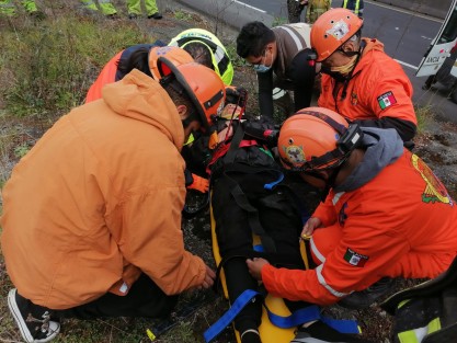 Elementos del Escuadrón Nacional de Rescate participaron en las labores de rescate, donde lamentable resultaron dos personas heridas, las cuales fueron trasladadas al ISSSTE de la ciudad de Xalapa para su atención. 