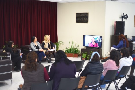 Para conocer propuestas y recibir aportaciones para el fortalecimiento de la legislación estatal, la diputada Maribel Ramírez Topete, presidenta de la Comisión Permanente para la Igualdad de Género del Congreso del Estado, realizó el Conversatorio Agenda de las Mujeres: Deudores Alimentarios-Veracruz, con la participación de activistas, defensoras de derechos humanos y especialistas en la materia.