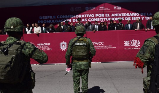 En las inmediaciones de la Fortaleza de San Carlos, se llevó a cabo un desfile conmemorativo, con la participación  de aproximadamente 400 elementos castrenses, alumnos de diferentes planteles  del municipio de Perote y elementos de la SSP.