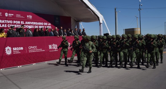 En las inmediaciones de la Fortaleza de San Carlos, se llevó a cabo un desfile conmemorativo, con la participación  de aproximadamente 400 elementos castrenses, alumnos de diferentes planteles  del municipio de Perote y elementos de la SSP.