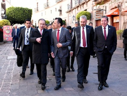 El Gobernador de Veracruz, Cuitláhuac García Jiménez, asistió en el Teatro de la República de la ciudad de Querétaro, Qro., a la ceremonia conmemorativa por el 106 Aniversario de la Promulgación de la Constitución de 1917, presidida por el Presidente Andrés Manuel López Obrador. 
