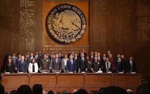 El Gobernador de Veracruz, Cuitláhuac García Jiménez, asistió en el Teatro de la República de la ciudad de Querétaro, Qro., a la ceremonia conmemorativa por el 106 Aniversario de la Promulgación de la Constitución de 1917, presidida por el Presidente Andrés Manuel López Obrador. 