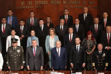 El Gobernador de Veracruz, Cuitláhuac García Jiménez, asistió en el Teatro de la República de la ciudad de Querétaro, Qro., a la ceremonia conmemorativa por el 106 Aniversario de la Promulgación de la Constitución de 1917, presidida por el Presidente Andrés Manuel López Obrador. 