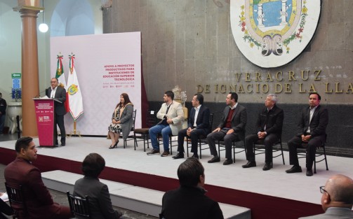 El Subsecretario de Educación Media Superior y Superior de Veracruz, Jorge Miguel Uscanga Villalba, informó que son 65 los proyectos seleccionados para recibir estos apoyos que equivalen a 4 millones de pesos para cada institución, en materia de ganadería, producción agrícola estaciones meteorológicas, invernaderos, entre otras. 