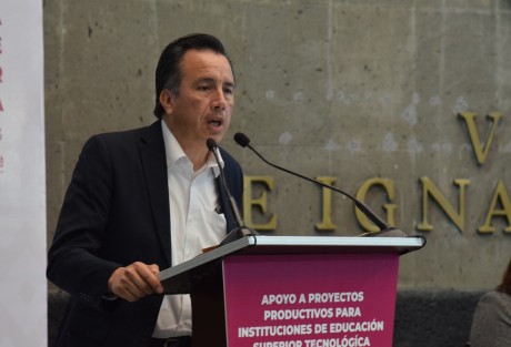 El Gobernador recalcó que ésta es una entrega de apoyos sin precedentes, ya que con ellos se vincula a las instituciones educativas y sus alumnos con sus respectivas regiones, para resolver problemas locales, de lo cual se verán resultados, los cuales él personalmente estará verificando. 