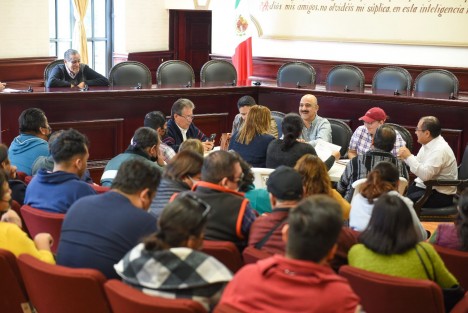 En la Sala de Cabildo, el alcalde de Xalapa dijo que además de la alianza que existe con una ciudadanía proactiva, el apoyo del Gobierno del Estado ha sido fundamental; destacó la reciente aprobación de más de 110 millones de pesos de inversión para continuar con el desarrollo de colectores pluviales que mejorarán las condiciones de vida de miles de familias en el municipio. 