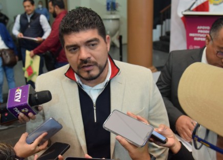 El Secretario de Educación, Zenyazen Escobar García, a cuestionamientos de la prensa sobre posibles malos manejos de recursos en tecnológicos de la entidad, dijo que en el caso comprobado de el de Perote, el director fue destituido, y que se mantiene la apertura para atender denuncias y atender irregularidades. 