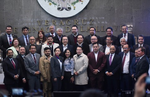 Al finalizar la ceremonia de entrega de apoyos para proyectos productivos a Universidades Tecnológicas e Institutos Tecnológicos, el Gobernador García Jiménez pidió una foto con Directores y Rectores de las instituciones beneficiadas.