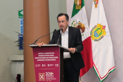 Durante su conferencia de este lunes, el Gobernador de Veracruz, Cuitláhuac García Jiménez, respondió a cuestionamientos sobre Araly Rodríguez, empleada de la Secretaría de Educación, quien presuntamente recibió millonarios contratos de la Secretaría de Seguridad Pública, Secretaría de Salud y DIF estatal.