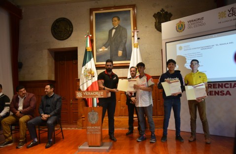 En conferencia de prensa en Palacio de Gobierno,se dio a conocer que tres jóvenes beisbolistas que participaron en la Liga Invernal Copa Veracruz, recibieron la invitación formal del Águila de Veracruz para la pretemporada 2023 de la Liga Mexicana de Béisbol.