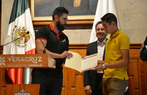 Acompañado por el gerente deportivo del club, Leonardo Rodríguez Pimienta, el mandatario aplaudió el desempeño de los jugadores y felicitó a sus familias por apoyarlos, al tiempo de invitarlos a no abandonar los estudios y tratar de llegar a las grandes esferas, siempre disciplinados. 