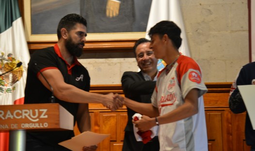 Acompañado por el gerente deportivo del club, Leonardo Rodríguez Pimienta, el mandatario aplaudió el desempeño de los jugadores y felicitó a sus familias por apoyarlos, al tiempo de invitarlos a no abandonar los estudios y tratar de llegar a las grandes esferas, siempre disciplinados. 