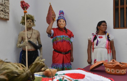 Autoridades municipales y de turismo anunciaron el carnaval Tenek, a realizarse los días 18 y 19 de febrero en el municipio de Chontla. Se trata un festejo indígena con tradición centeneria que conjunta diversas identidades de Veracruz.