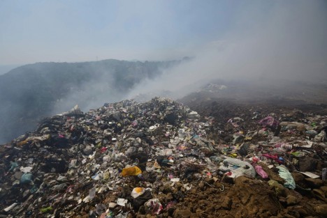 Continúa el incendio en el tiradero a cielo abierto de Naolinco. A pesar de que personal de la Procuraduría de Medio Ambiente (PMA) lo había clausurado, personal de limpia pública siguió tirando residuos sólidos.