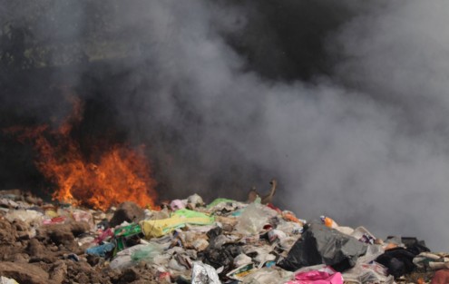 Continúa el incendio en el tiradero a cielo abierto de Naolinco. A pesar de que personal de la Procuraduría de Medio Ambiente (PMA) lo había clausurado, personal de limpia pública siguió tirando residuos sólidos.