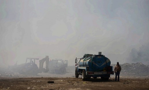 Sólo una pipa de Protección Civil municipal participa en la extinción del fuego, esto ha dificultado que se pueda apagar las llamas, lo que provoca que siga habiendo mucho humo en la zona.

