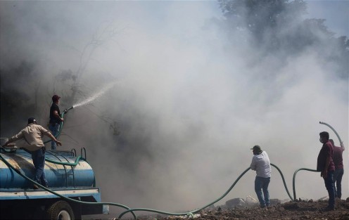 Sólo una pipa de Protección Civil municipal participa en la extinción del fuego, esto ha dificultado que se pueda apagar las llamas, lo que provoca que siga habiendo mucho humo en la zona.

