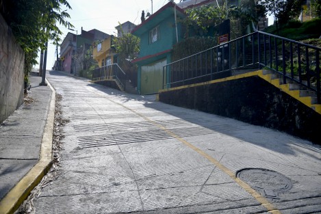 Vecinos de la colonia Rafael Hernández Ochoa esperaron 30 años para ver pavimentadas las calles Tierra Blanca y Marte; ahora, con el gobierno de la Cuarta Transformación fue cubierta su demanda, señaló el gobernador Cuitláhuac García Jiménez tras una supervisión a los trabajos. 