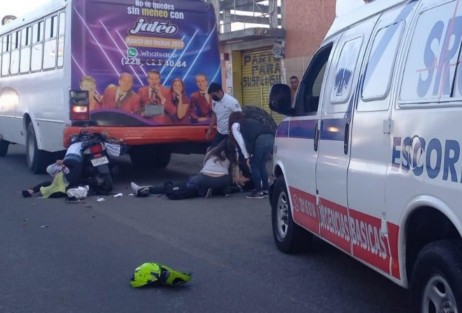 Un motociclista perdió la vida y otro más resultó lesionado, al estrellarse contra la parte trasera de un autobús de pasaje propiedad de la línea camionera Miradores del Mar, sobre la lateral del puente Macuiltépetl en esta ciudad capital.
