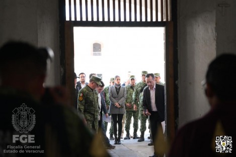 En las instalaciones del 111/o. batallón de Infantería, la Fiscal General del Estado, Verónica Hernández Giadáns, acompañó al Gobernador Cuitláhuac García Jiménez a la recepción y posterior recorrido por la Fortaleza de San Carlos, del General Hernán Cortés Hernández, subjefe Administrativo y Logístico del Estado Mayor Conjunto de la SEDENA, representante del General Secretario de la Defensa Nacional,  del General Ricardo Trevilla Trejo, Jefe del Estado Mayor Conjunto de la Defensa Nacional, el Sub Jefe Operativo del Estado Mayor Conjunto, General Guillermo Briseño Lobera. 